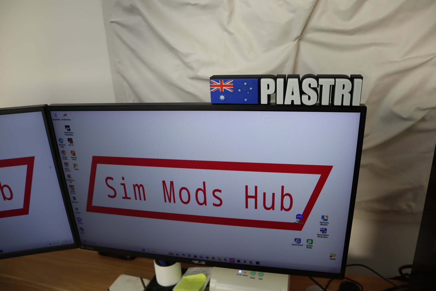 Custom Driver Name Plate for Oscar Piastri displayed on a gaming monitor at Sim Mods Hub.